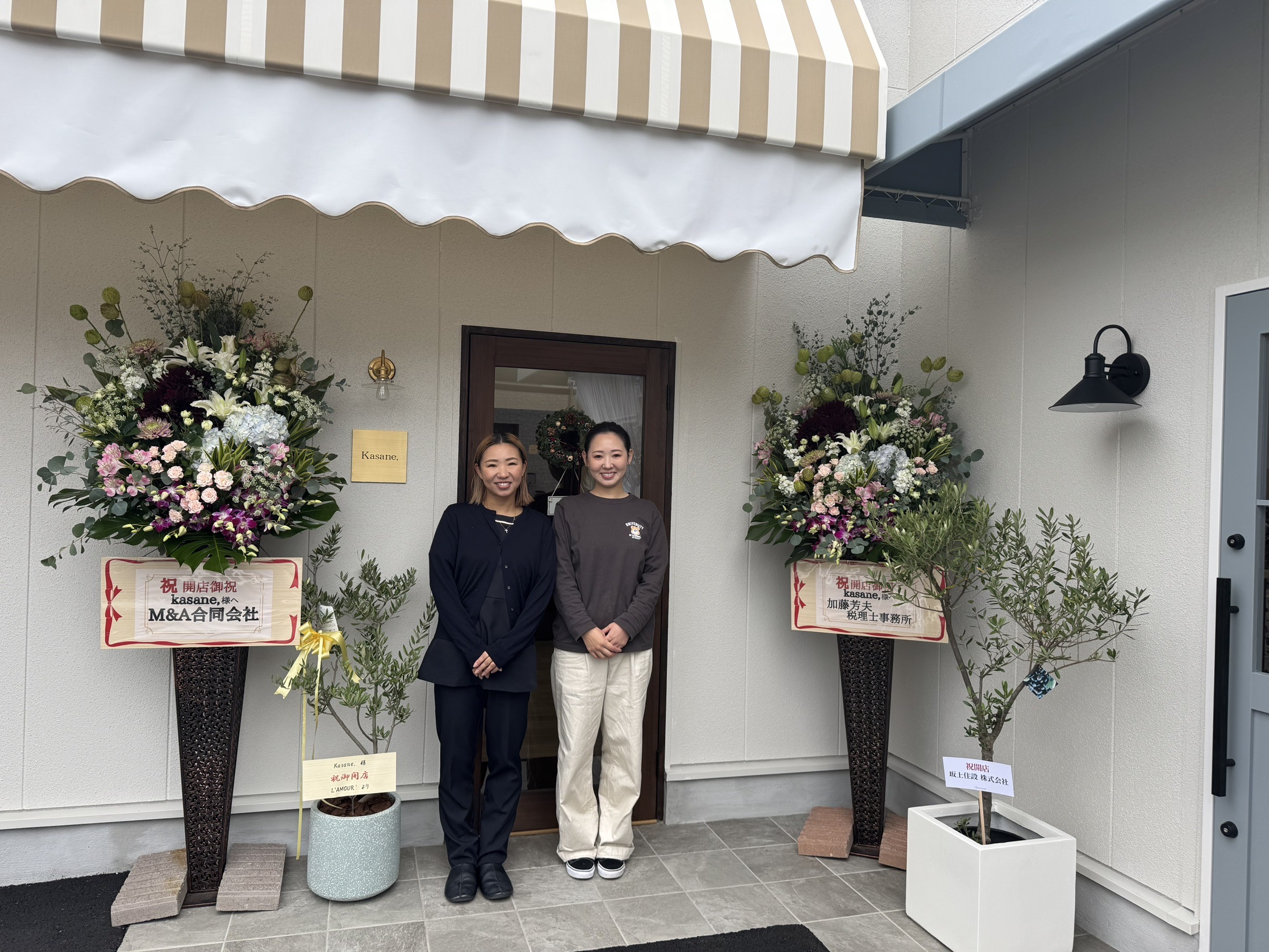 姫路 Beauty kasane, と cafe kasane, の姉妹オーナーが店舗の前に立つ写真